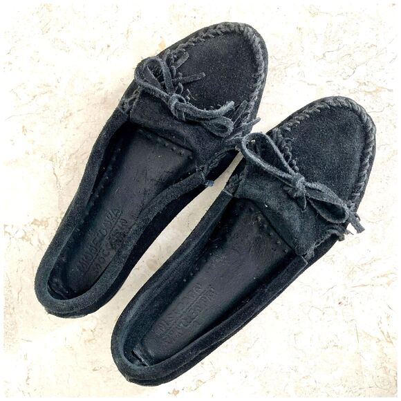 Minnetonka Moccasins Womens Size 7 Black Suede Leather Shoes Fringed Hard Sole - Picture 4 of 10